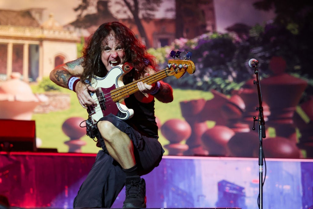 Почему Стив Харрис до сих пор выходит на сцену спустя 50 лет с Iron Maiden